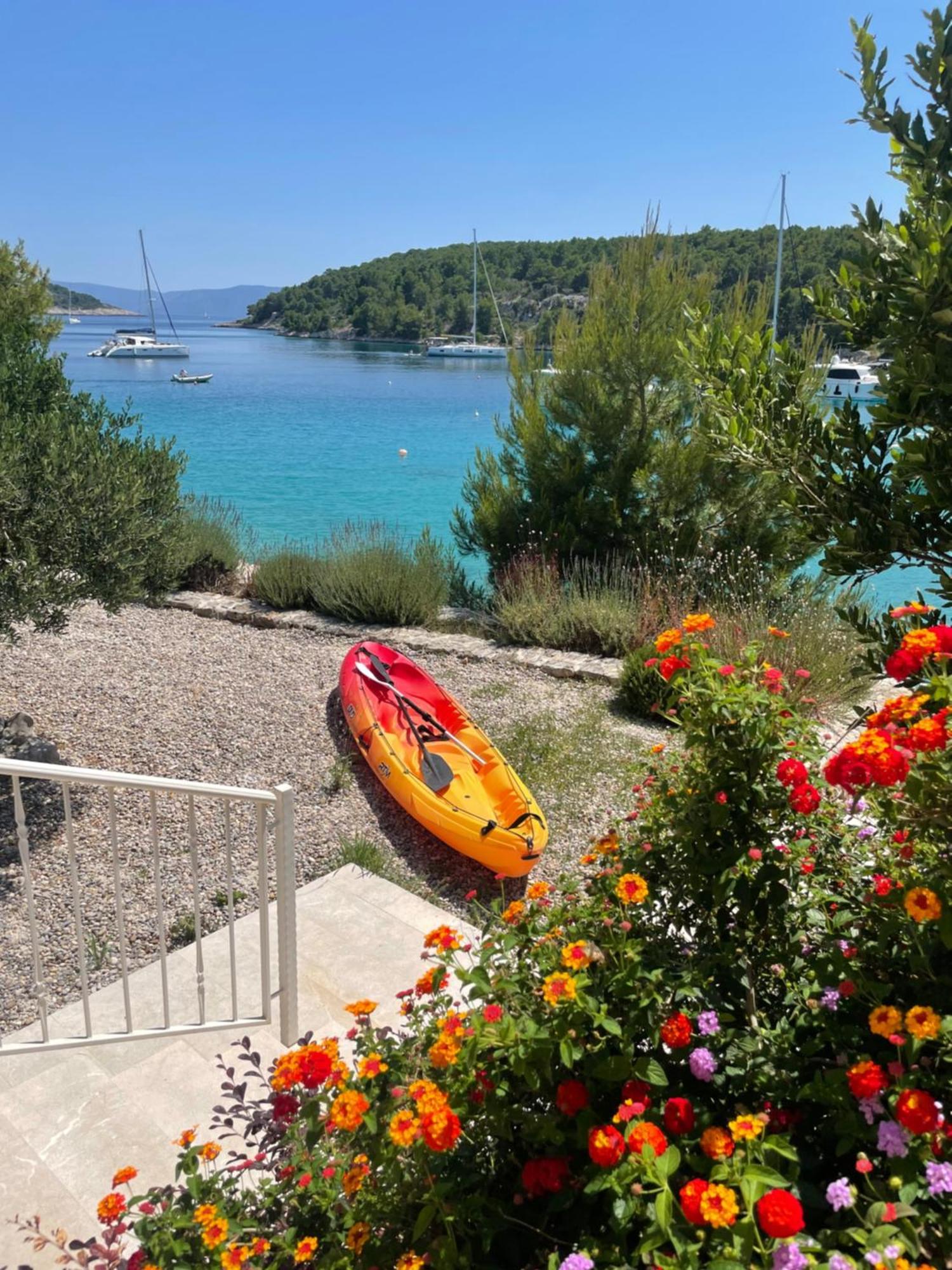 Luxury Villa Kate - In Lucice Bay With Turquoise Sea, Amazing Seaviews, And Heated Pool Milna  Εξωτερικό φωτογραφία