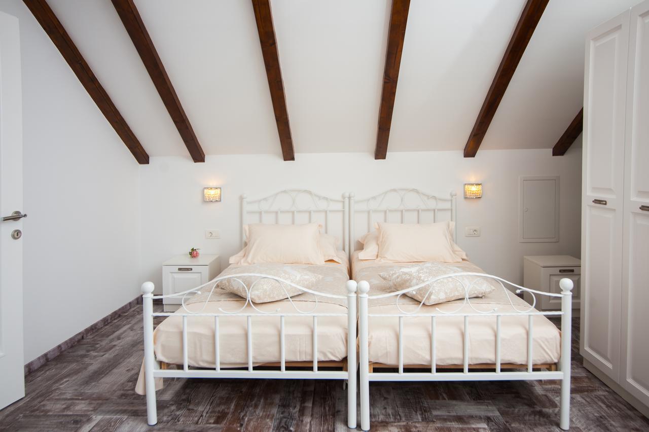 Luxury Villa Kate - In Lucice Bay With Turquoise Sea, Amazing Seaviews, And Heated Pool Milna  Εξωτερικό φωτογραφία