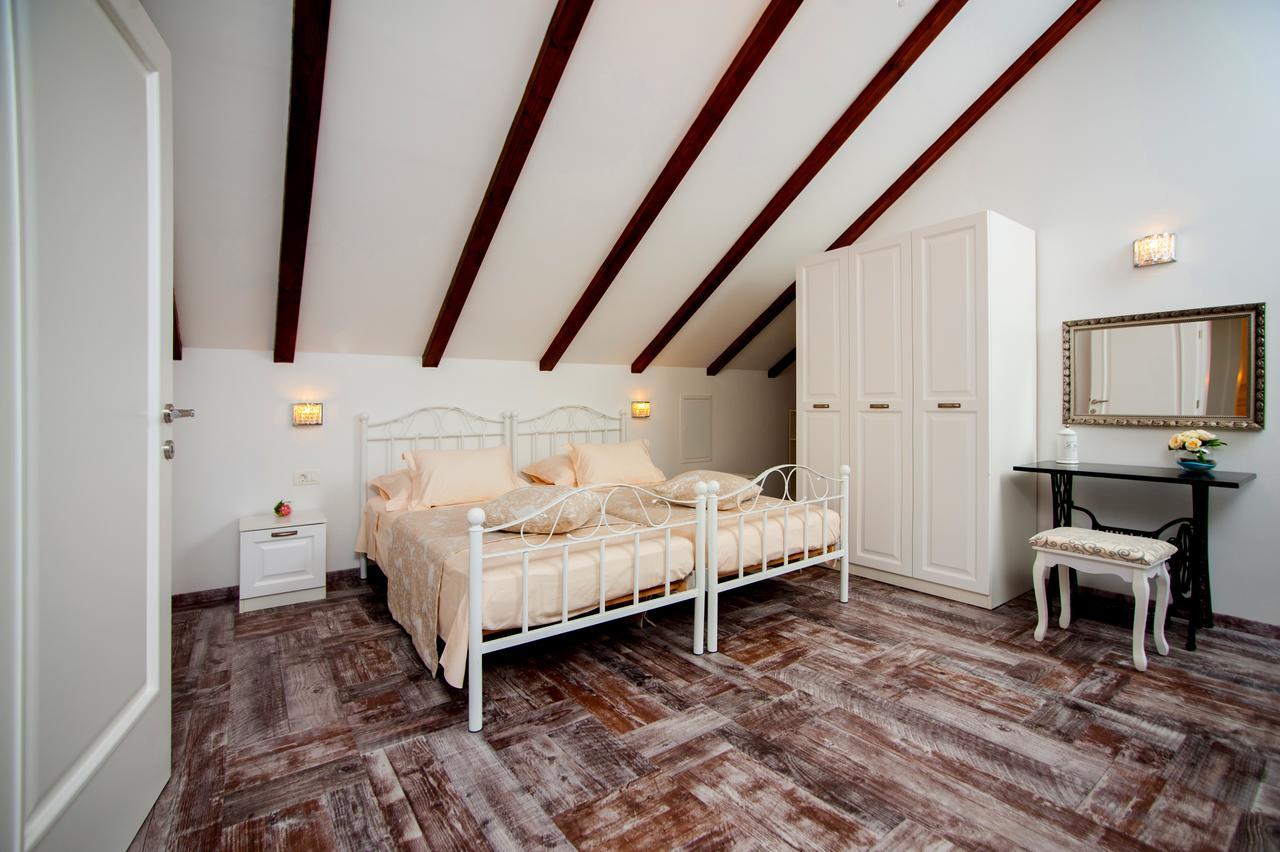 Luxury Villa Kate - In Lucice Bay With Turquoise Sea, Amazing Seaviews, And Heated Pool Milna  Εξωτερικό φωτογραφία