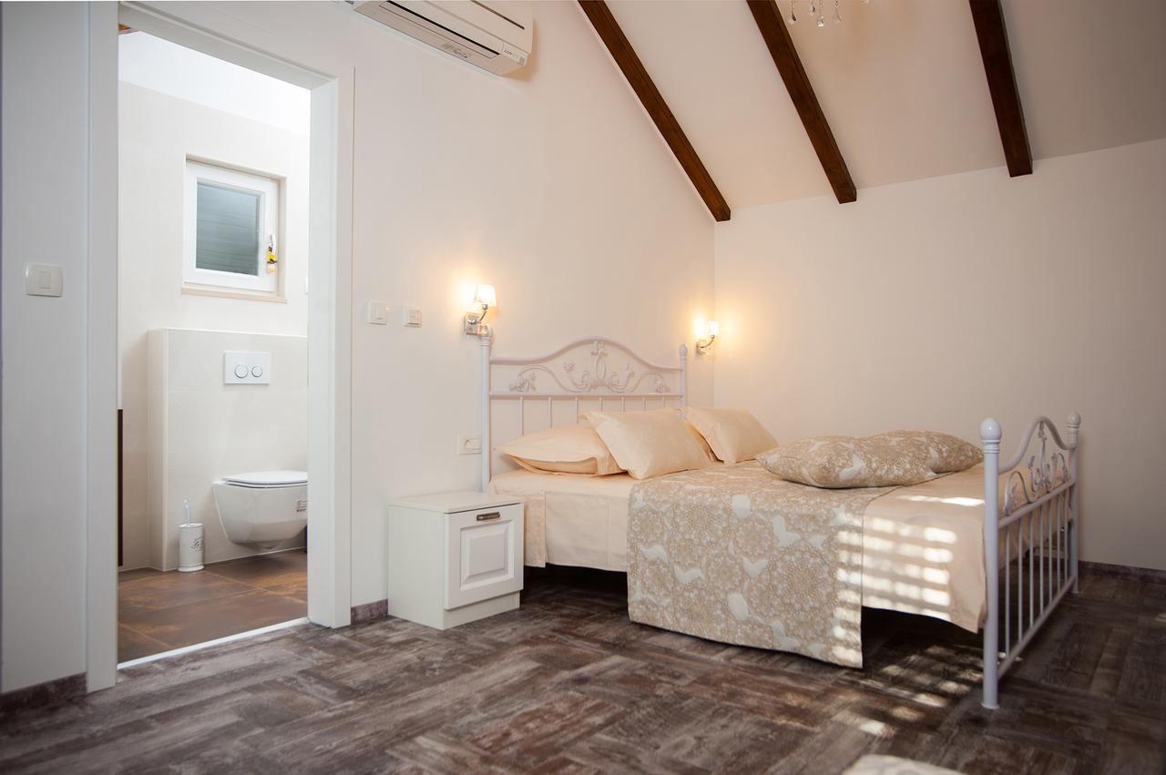 Luxury Villa Kate - In Lucice Bay With Turquoise Sea, Amazing Seaviews, And Heated Pool Milna  Εξωτερικό φωτογραφία