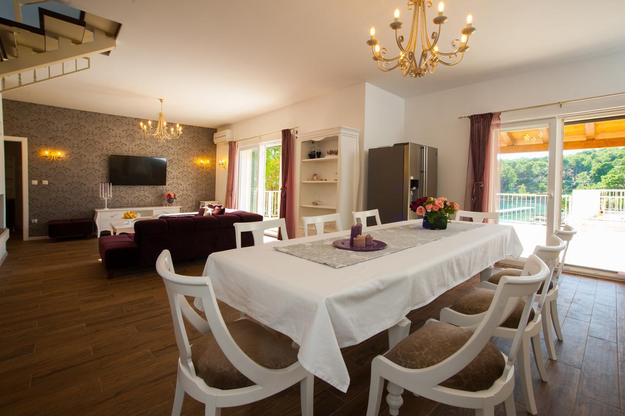 Luxury Villa Kate - In Lucice Bay With Turquoise Sea, Amazing Seaviews, And Heated Pool Milna  Εξωτερικό φωτογραφία