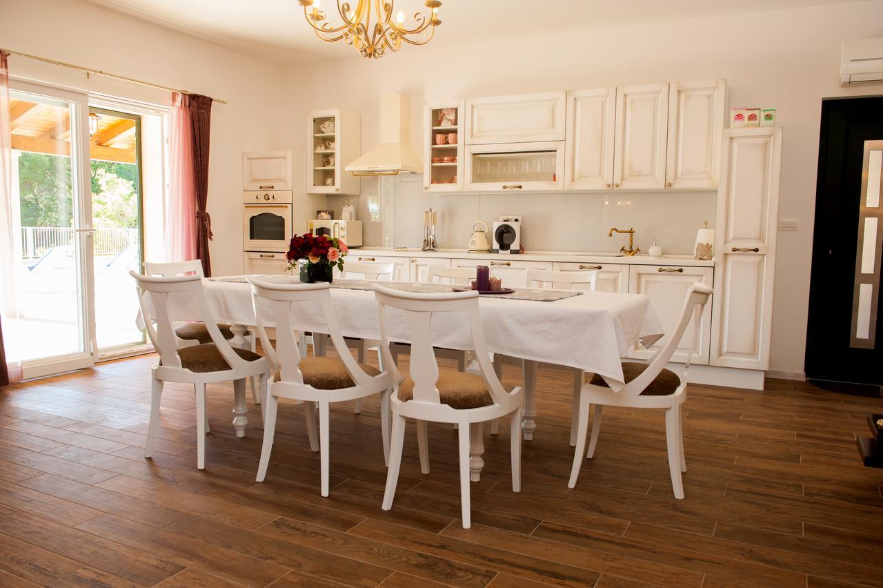 Luxury Villa Kate - In Lucice Bay With Turquoise Sea, Amazing Seaviews, And Heated Pool Milna  Εξωτερικό φωτογραφία