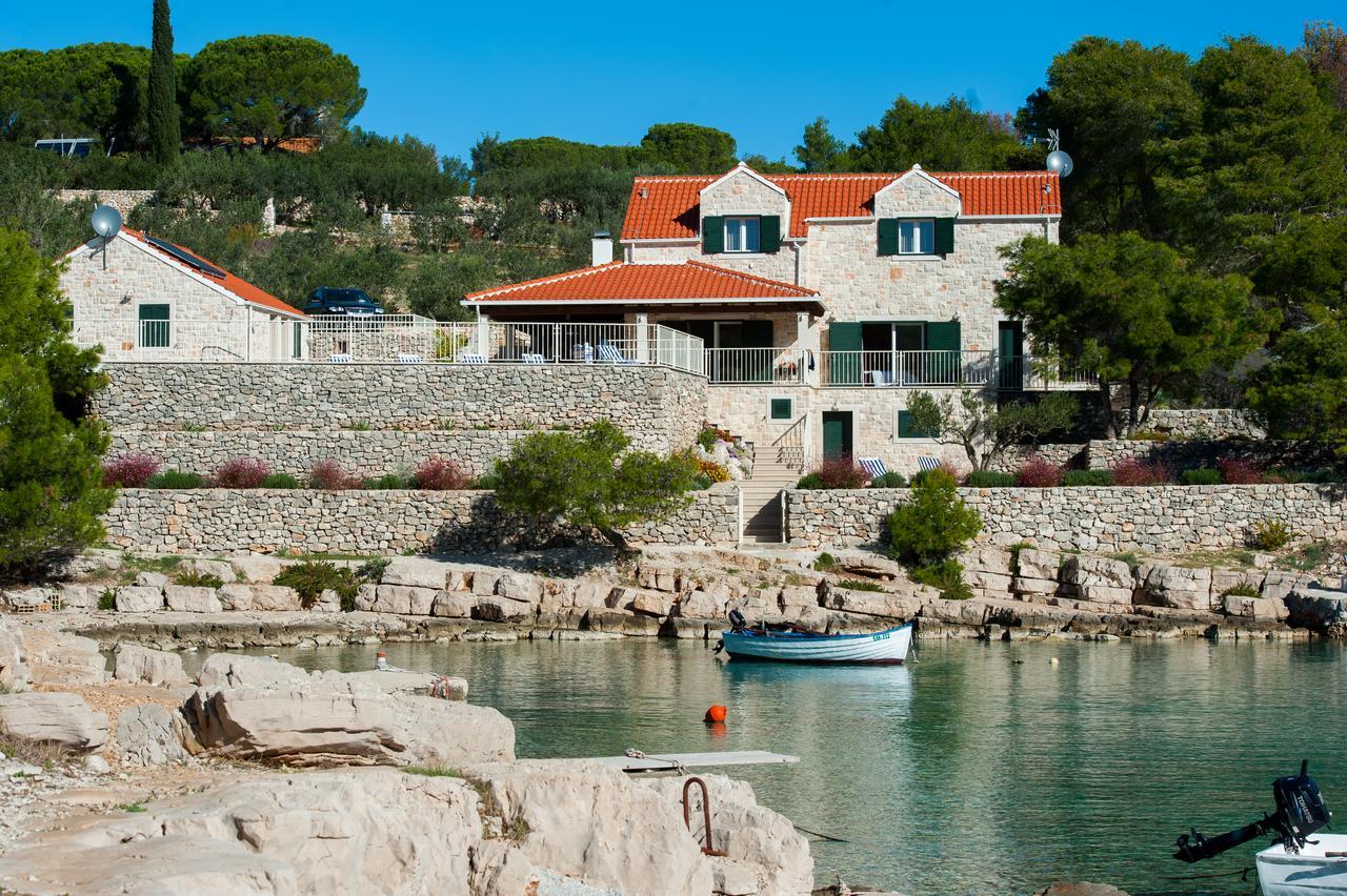 Luxury Villa Kate - In Lucice Bay With Turquoise Sea, Amazing Seaviews, And Heated Pool Milna  Εξωτερικό φωτογραφία