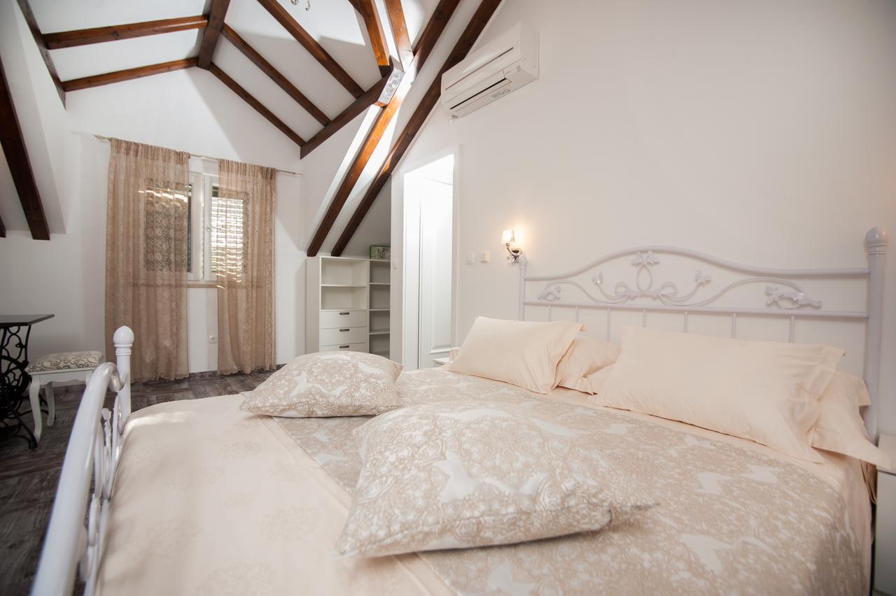 Luxury Villa Kate - In Lucice Bay With Turquoise Sea, Amazing Seaviews, And Heated Pool Milna  Εξωτερικό φωτογραφία