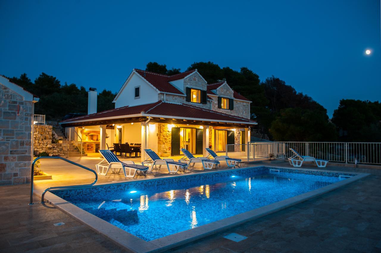 Luxury Villa Kate - In Lucice Bay With Turquoise Sea, Amazing Seaviews, And Heated Pool Milna  Εξωτερικό φωτογραφία